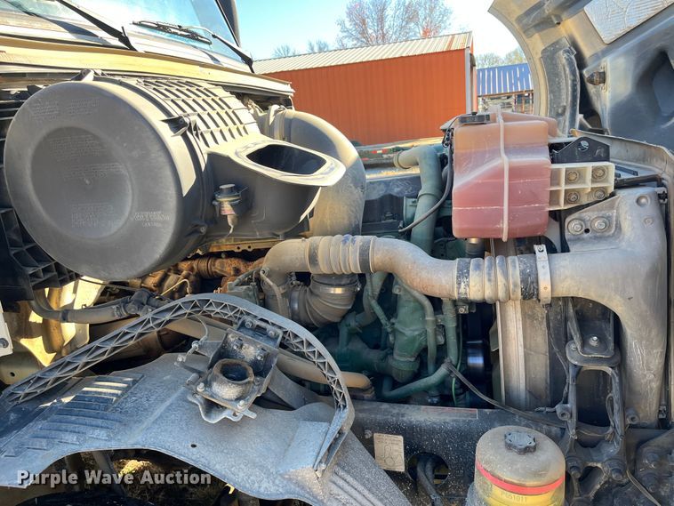 image for item DR7359 2014 Volvo VNL  semi truck