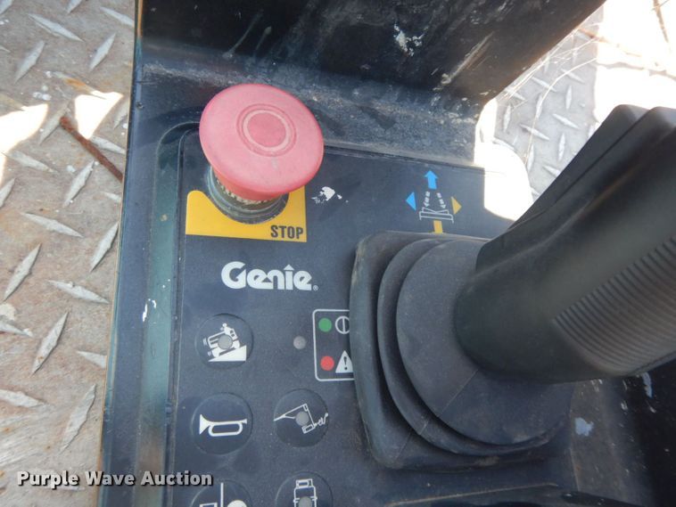 image for item HF9462 2007 Genie GS-3268  scissor lift