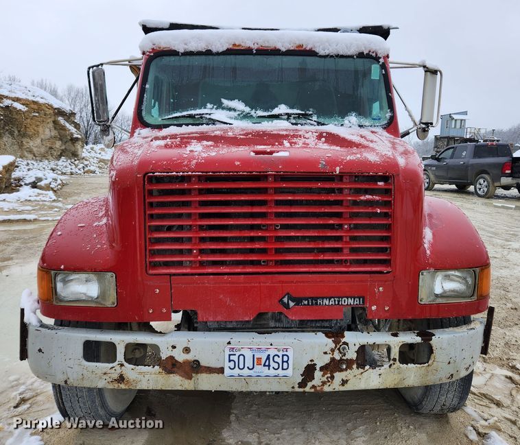 image for item JB9756 2002 International 4900  dump truck