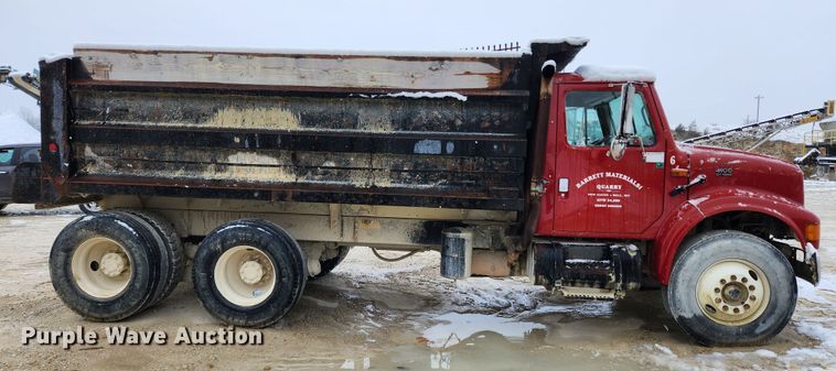 image for item JB9756 2002 International 4900  dump truck