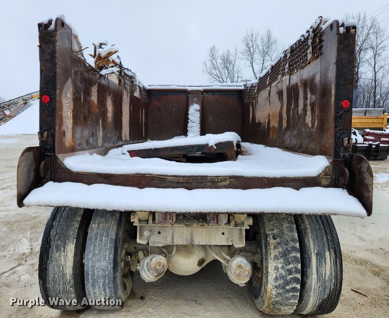 image for item JB9756 2002 International 4900  dump truck