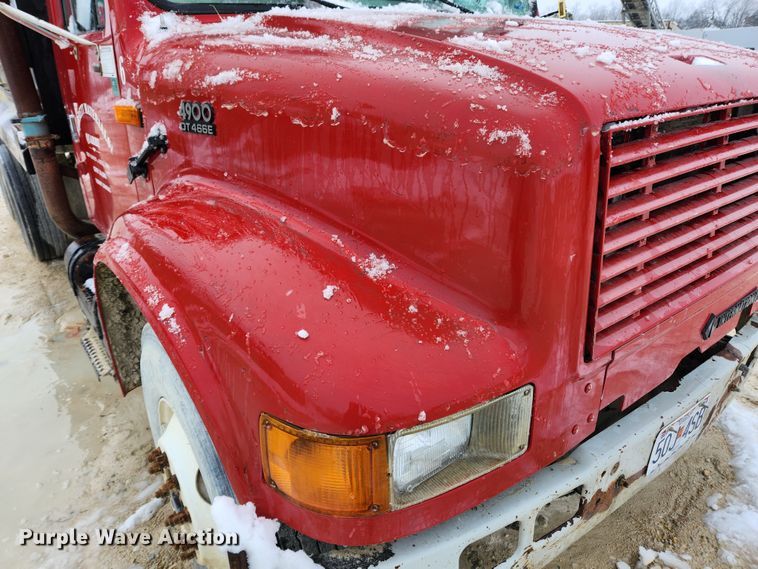 image for item JB9756 2002 International 4900  dump truck