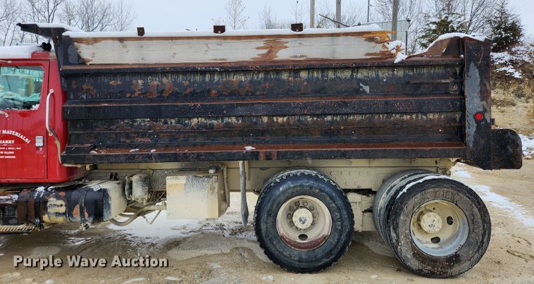 image for item JB9756 2002 International 4900  dump truck