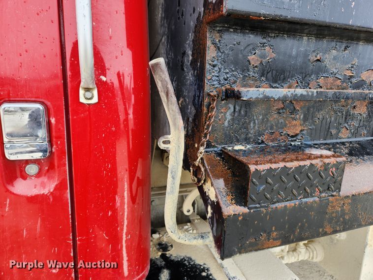 image for item JB9756 2002 International 4900  dump truck