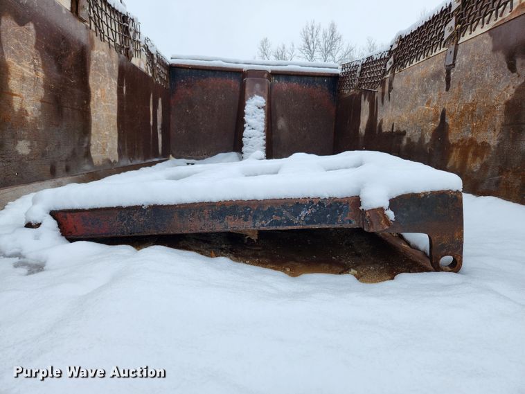 image for item JB9756 2002 International 4900  dump truck