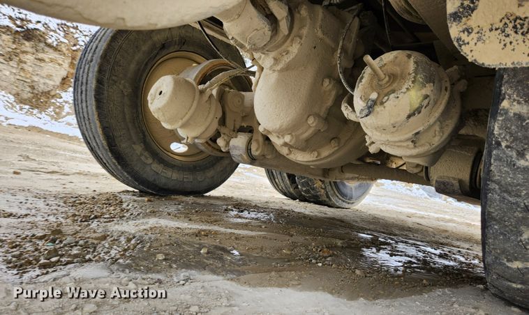 image for item JB9756 2002 International 4900  dump truck