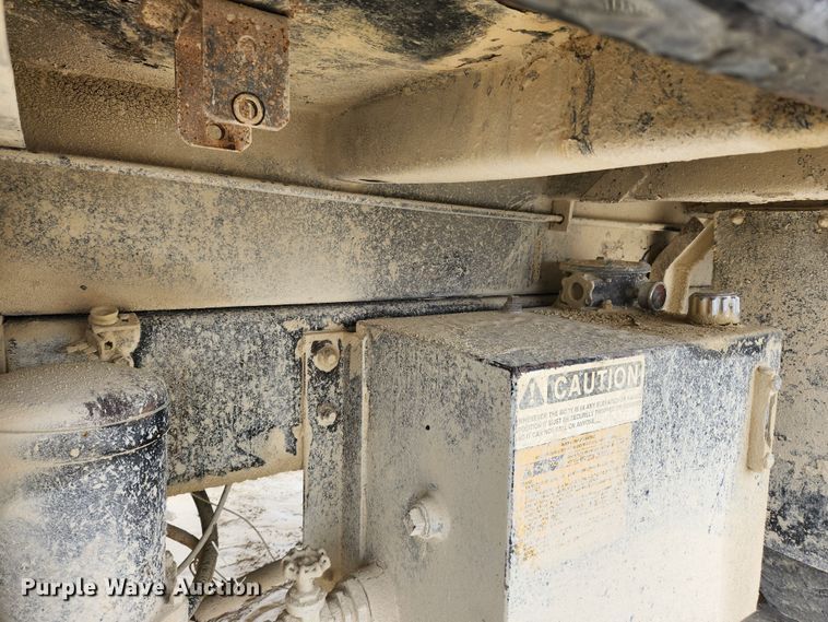 image for item JB9756 2002 International 4900  dump truck