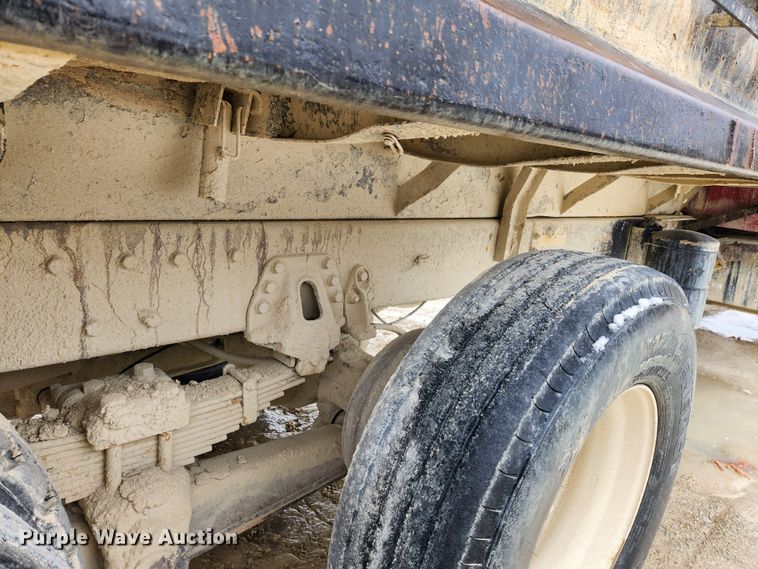 image for item JB9756 2002 International 4900  dump truck