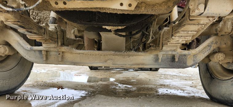 image for item JB9756 2002 International 4900  dump truck