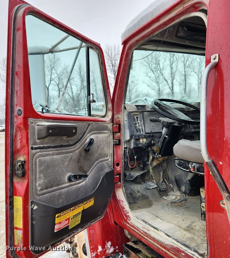 image for item JB9756 2002 International 4900  dump truck