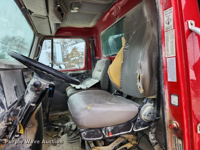 image for item JB9756 2002 International 4900  dump truck