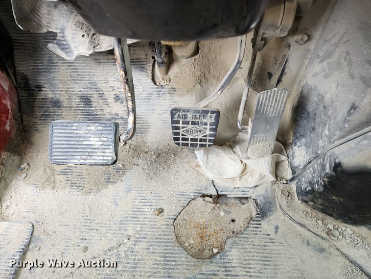 image for item JB9756 2002 International 4900  dump truck