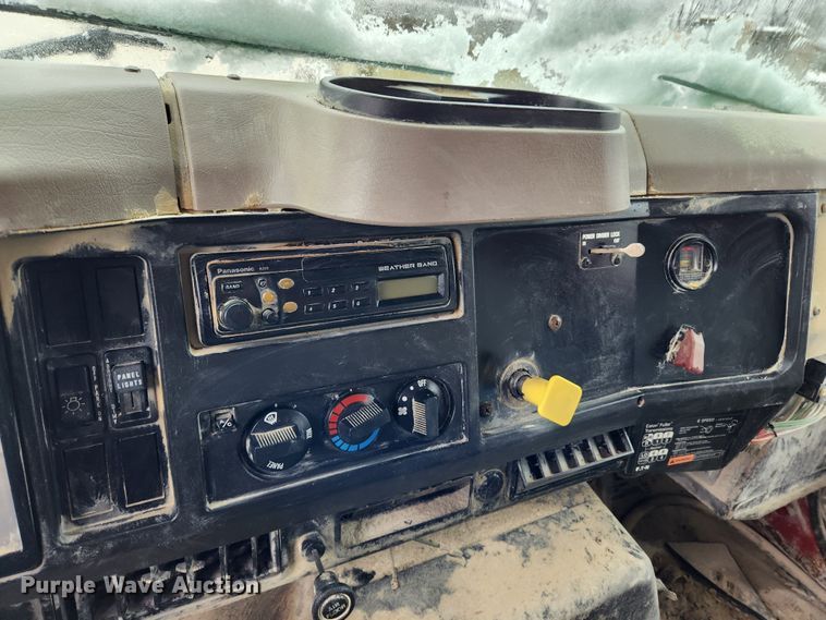 image for item JB9756 2002 International 4900  dump truck