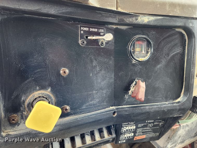 image for item JB9756 2002 International 4900  dump truck