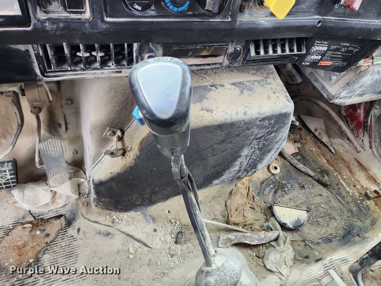 image for item JB9756 2002 International 4900  dump truck