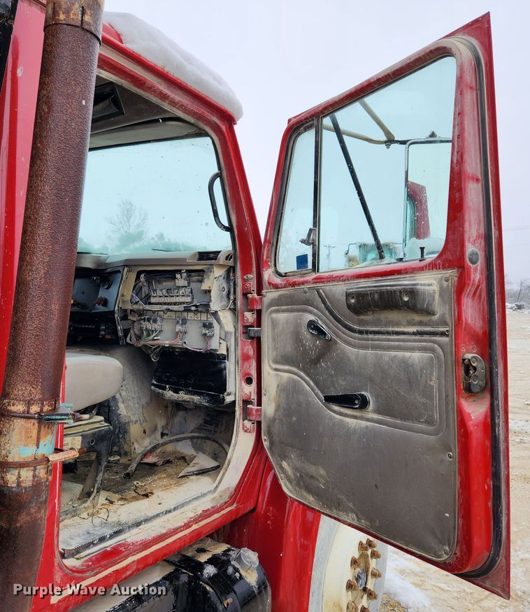 image for item JB9756 2002 International 4900  dump truck