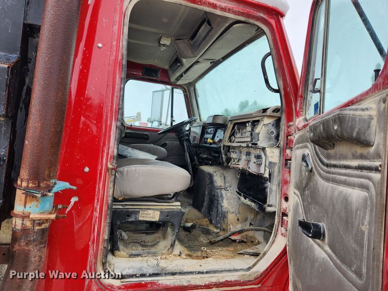 image for item JB9756 2002 International 4900  dump truck