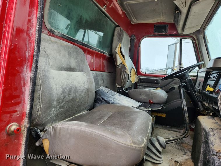 image for item JB9756 2002 International 4900  dump truck