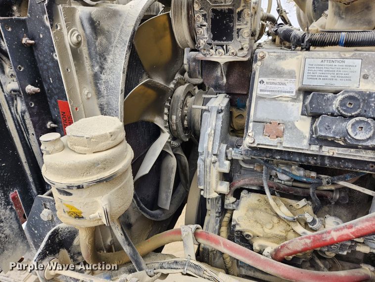 image for item JB9756 2002 International 4900  dump truck