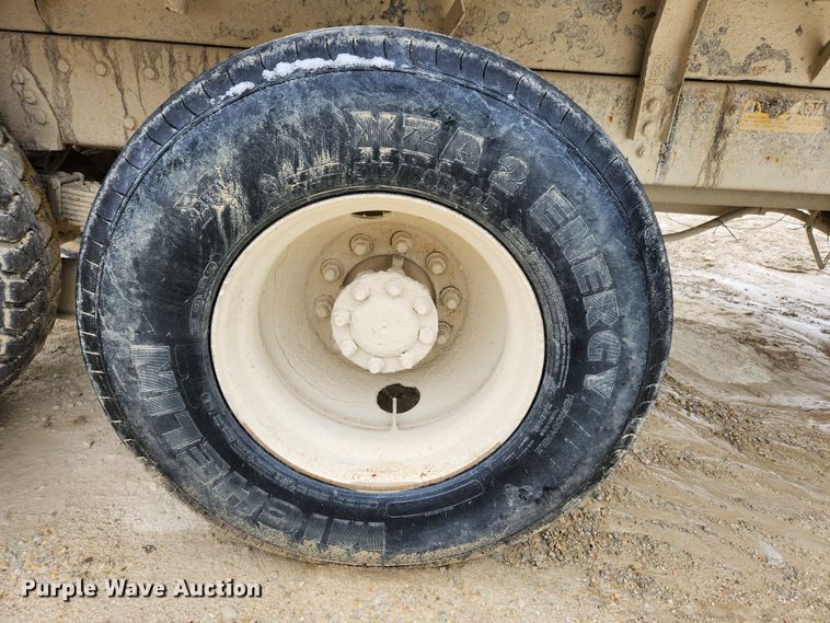 image for item JB9756 2002 International 4900  dump truck