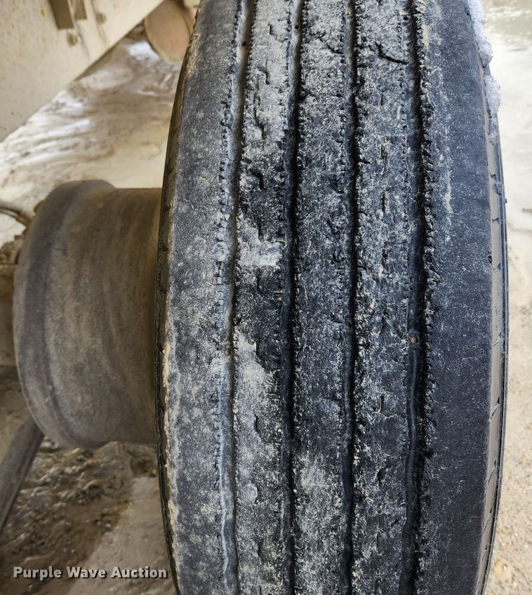 image for item JB9756 2002 International 4900  dump truck