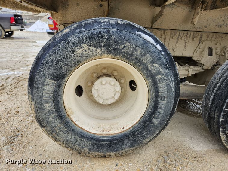 image for item JB9756 2002 International 4900  dump truck