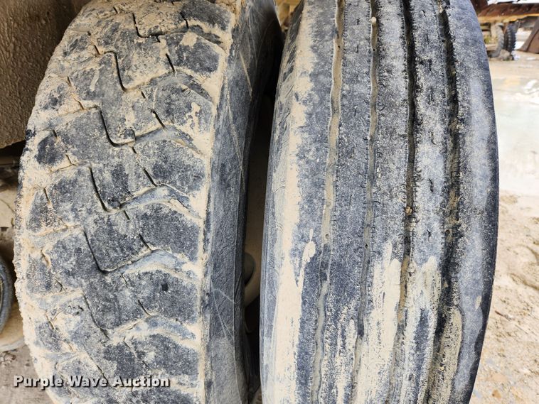 image for item JB9756 2002 International 4900  dump truck