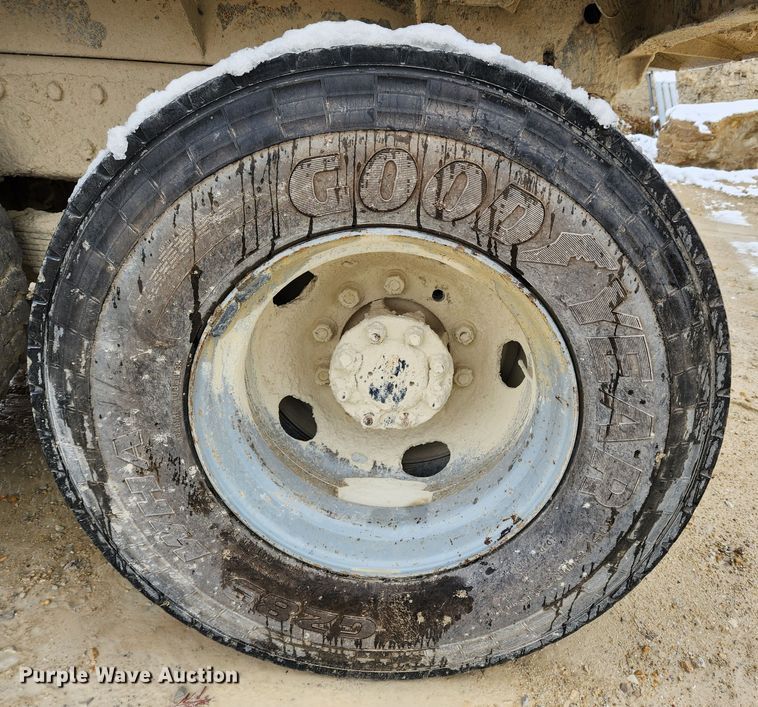 image for item JB9756 2002 International 4900  dump truck