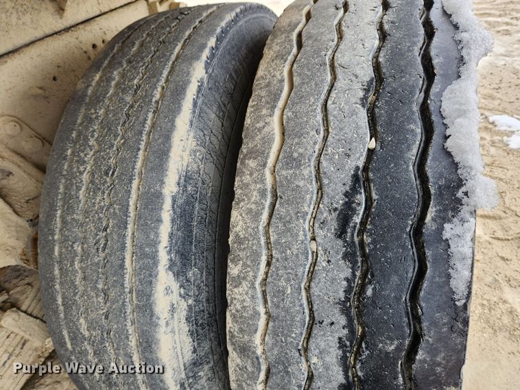 image for item JB9756 2002 International 4900  dump truck