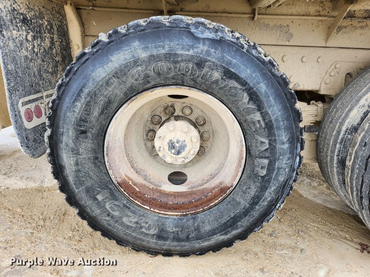 image for item JB9756 2002 International 4900  dump truck