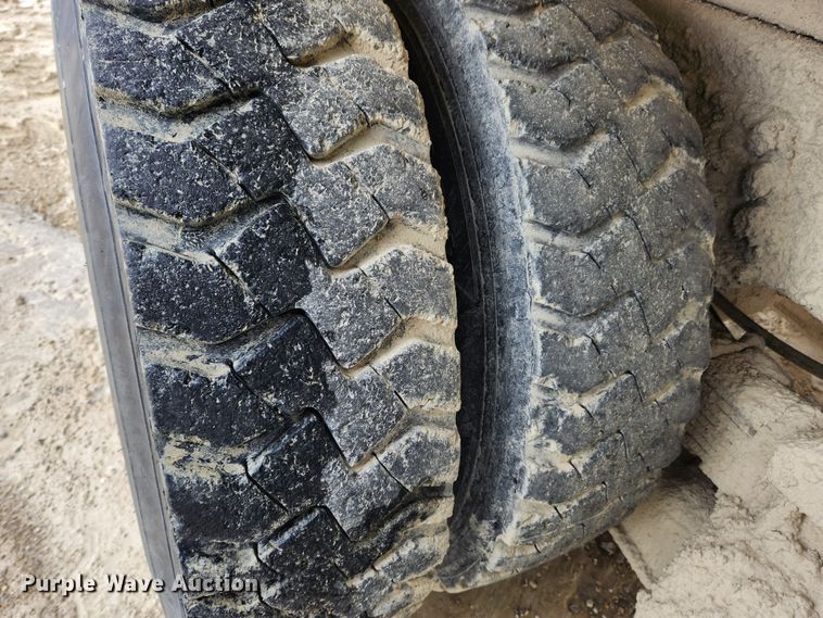 image for item JB9756 2002 International 4900  dump truck