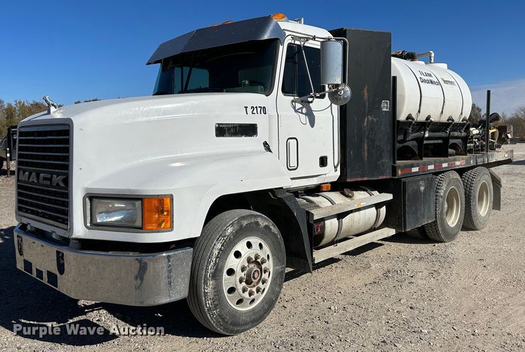 image for item JD9129 1994 Mack CH613  flatbed truck