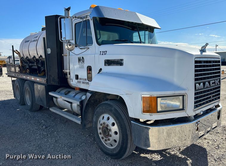 image for item JD9129 1994 Mack CH613  flatbed truck