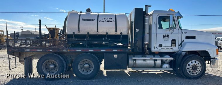 image for item JD9129 1994 Mack CH613  flatbed truck