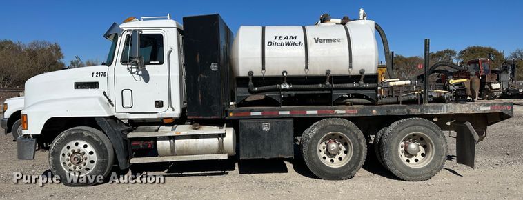 image for item JD9129 1994 Mack CH613  flatbed truck