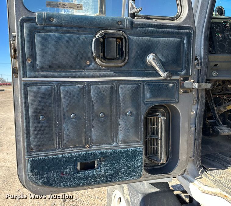 image for item JD9129 1994 Mack CH613  flatbed truck