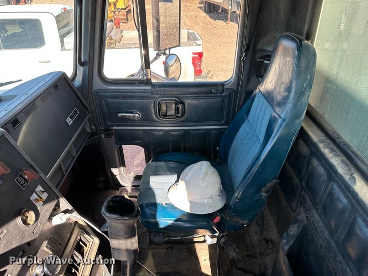 image for item JD9129 1994 Mack CH613  flatbed truck