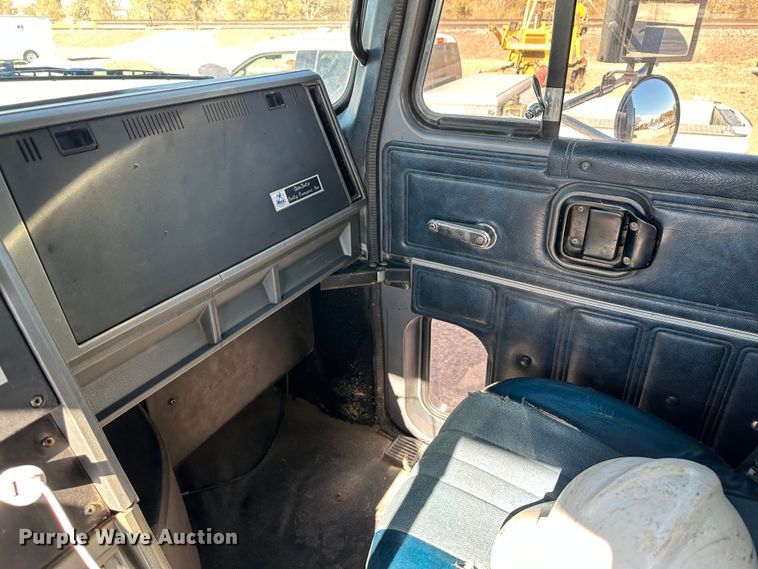 image for item JD9129 1994 Mack CH613  flatbed truck