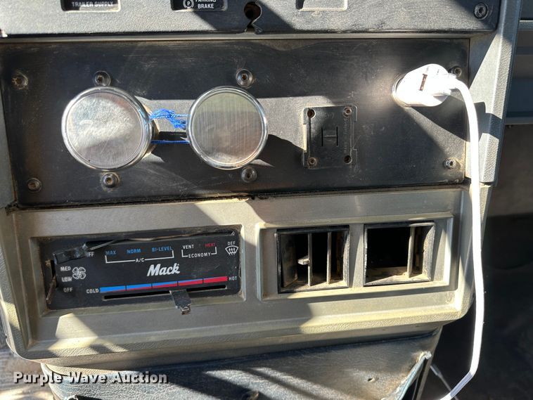 image for item JD9129 1994 Mack CH613  flatbed truck