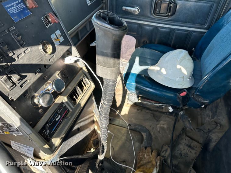 image for item JD9129 1994 Mack CH613  flatbed truck