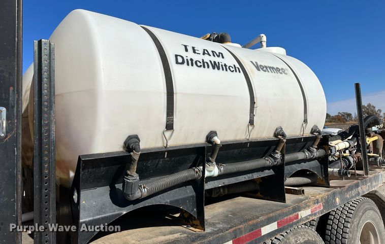 image for item JD9129 1994 Mack CH613  flatbed truck