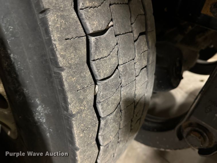 image for item JD9129 1994 Mack CH613  flatbed truck