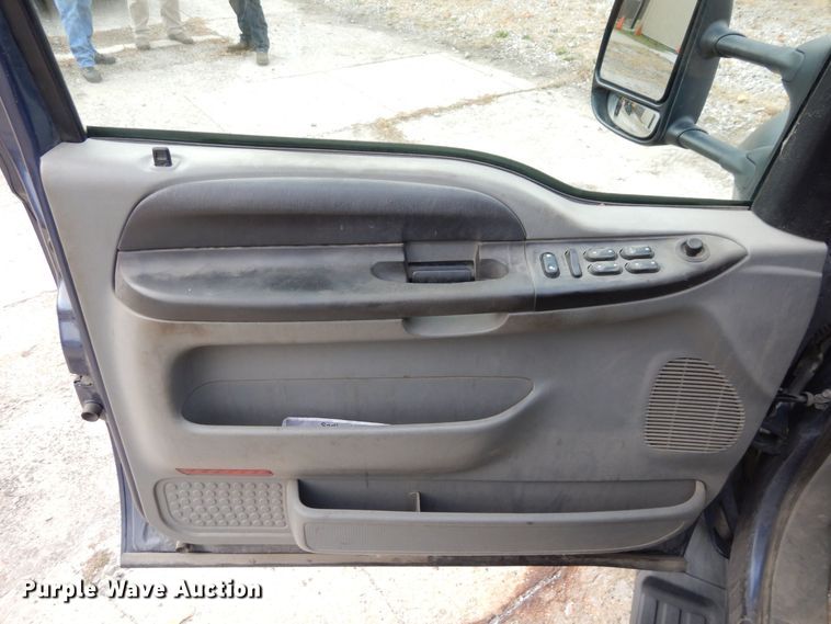 image for item JK9018 2006 Ford F550 Super Duty XLT  Crew Cab flatbed truck