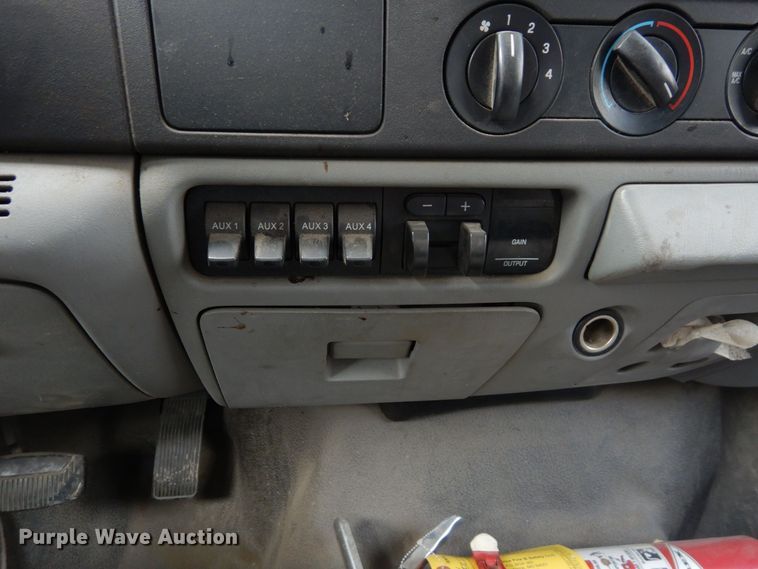 image for item JK9018 2006 Ford F550 Super Duty XLT  Crew Cab flatbed truck