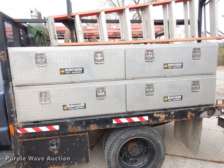 image for item JK9018 2006 Ford F550 Super Duty XLT  Crew Cab flatbed truck