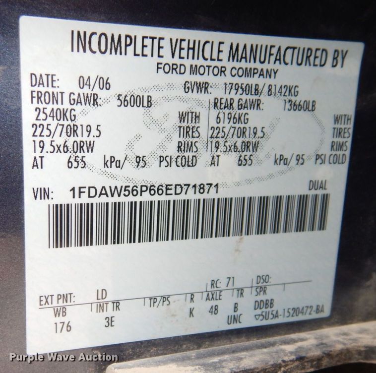 image for item JK9018 2006 Ford F550 Super Duty XLT  Crew Cab flatbed truck