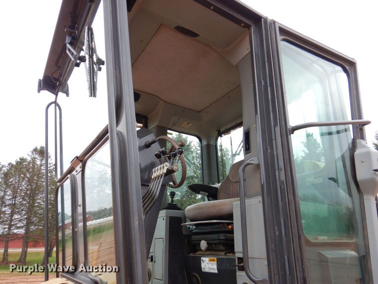 image for item JL9783 2005 New Holland RG140B  motor grader