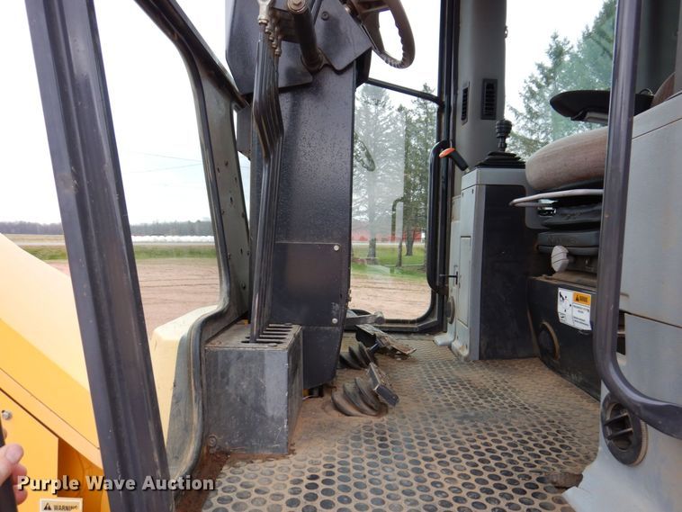 image for item JL9783 2005 New Holland RG140B  motor grader