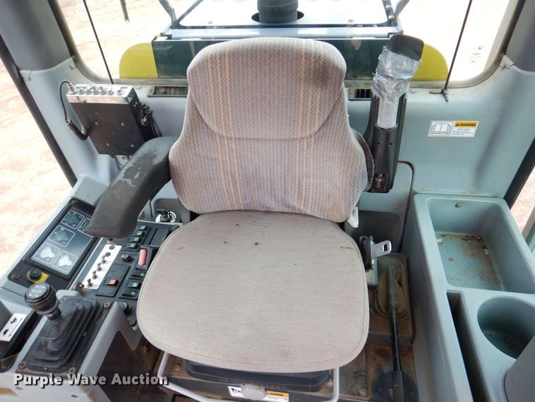 image for item JL9783 2005 New Holland RG140B  motor grader