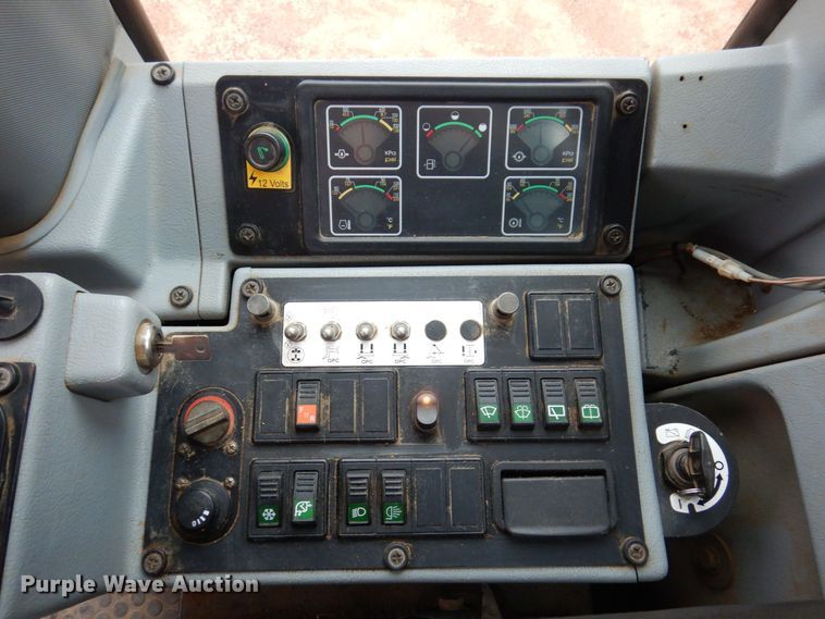 image for item JL9783 2005 New Holland RG140B  motor grader